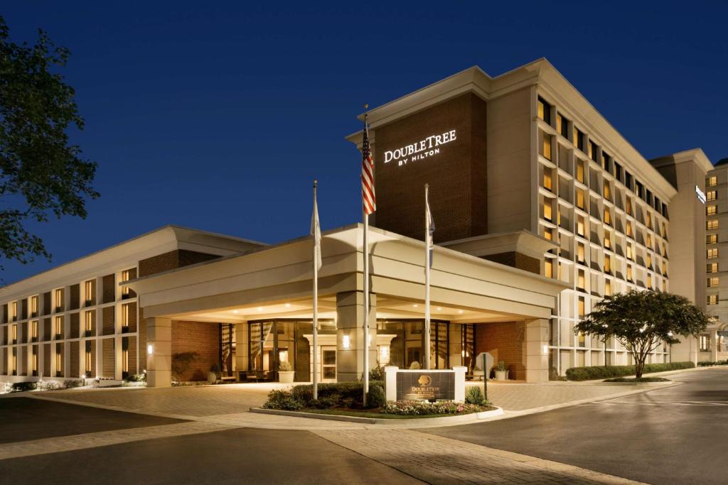 DoubleTree by Hilton McLean Tysons DoubleTree McLean Tysons hotel exterior